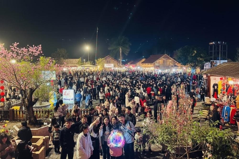 Phố đi bộ rất đ&ocirc;ng v&agrave;o c&aacute;c ng&agrave;y cao điểm v&igrave; vậy việc chuẩn bị kĩ trang phục v&agrave; vật dụng sẽ gi&uacute;p chuyển đi thoải m&aacute;i hơn.